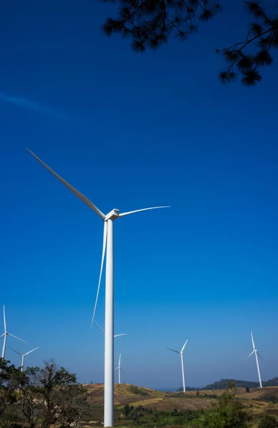 Energía ecológica, turbinas eólicas generadoras de electricidad, fuentes de energía renovables . —  Fotos de Stock