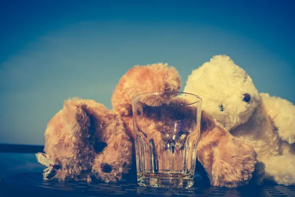 Nounours couple très ivre alcoolique et dormir avec vide — Photo