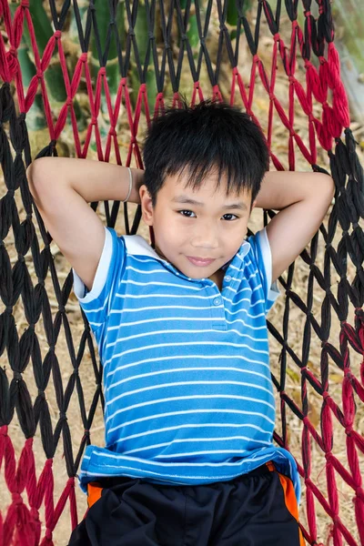 Inteligentne dziecko ciesząc się i zrelaksować się w hamaku, odkryty letni dzień. — Zdjęcie stockowe