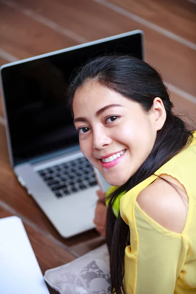 Leende asiatisk kvinna använder bärbar dator. — Stockfoto