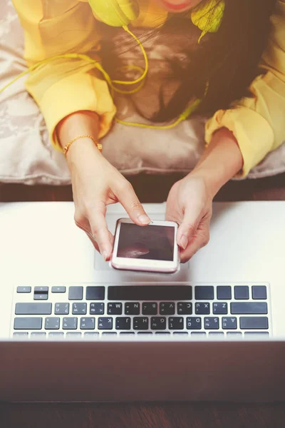 Happy woman using smart phone and laptop computer. Vintage tone. — Stock Photo, Image