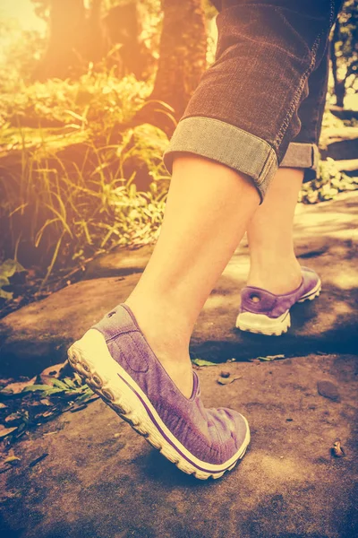 Primer plano de la mujer caminando ejercicio, concepto de salud, al aire libre. Tono sepia . — Foto de Stock