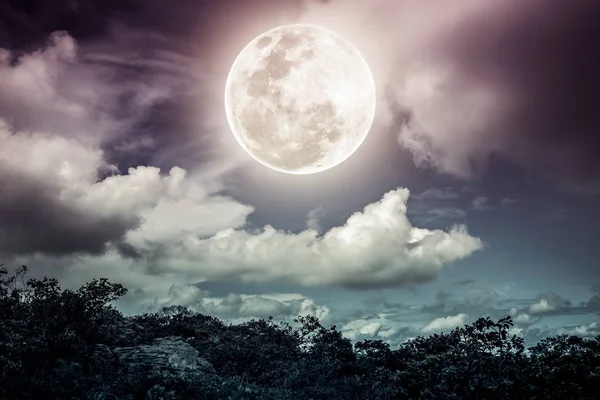 흐린 하 고 밝은 보름달과 야간 하늘입니다. 야간 야외. — 스톡 사진