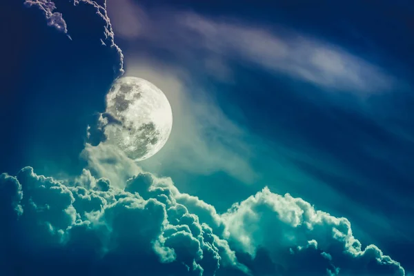 Ciel nocturne avec pleine lune nuageuse et lumineuse. En plein air la nuit . — Photo