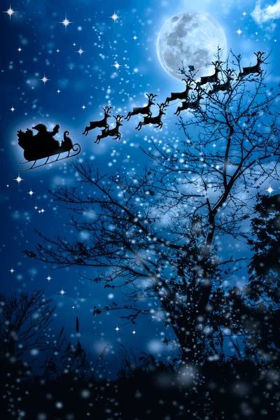 Weihnachtlicher Hintergrund. Silhouette des Weihnachtsmannes fliegt auf einem Schlitten. — Stockfoto