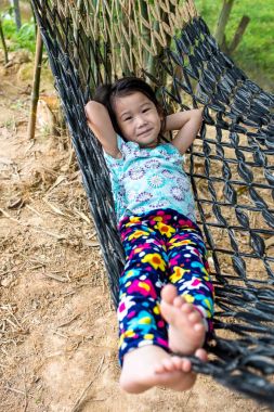 Hamak, summ üzerinde açık rahatlatıcı ve zevk çocuk