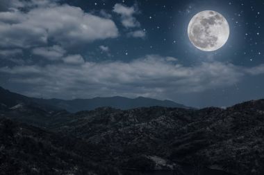 Mavi karanlık gece gökyüzü bulutlu ve birçok yıldız ile peyzaj. 