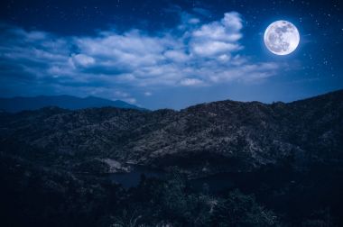 Mavi karanlık gece gökyüzü bulutlu ve birçok yıldız ile peyzaj. 