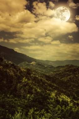 Güzel manzara mavi karanlık gece gökyüzü ve dağ tepe üzerinde bulutlu. 