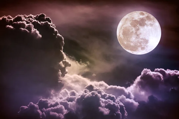 Noční obloha s mraky a světlé full moon s lesklou. — Stock fotografie