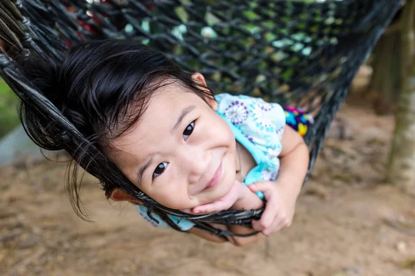 Dziecko ciesząc się i zrelaksować się w hamaku, odkryty letni dzień. — Zdjęcie stockowe