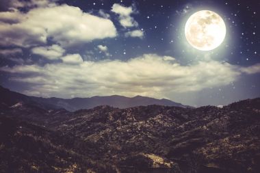 Mavi karanlık gece gökyüzü bulutlu ve birçok yıldız ile peyzaj. 