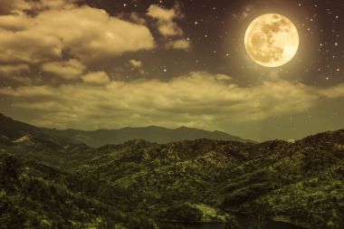 Mavi karanlık gece gökyüzü bulutlu ve birçok yıldız ile peyzaj. 