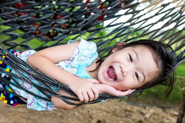 Criança alegre desfrutando e relaxando em rede, ao ar livre em férias de verão ou conceito de tempo feliz . — Fotografia de Stock