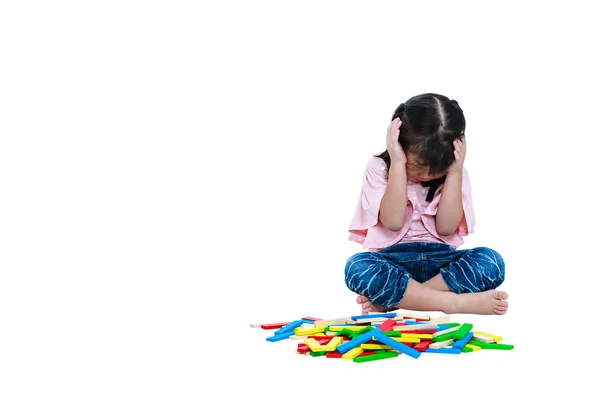 Criança asiática jogando blocos de madeira de brinquedo. Menina triste chorando e mostrando comportamento mal-humorado. Isolado sobre fundo branco . — Fotografia de Stock