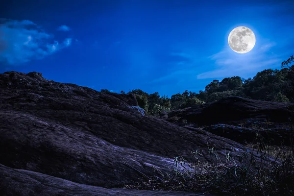 Paisaje de cielo azul con nube y hermosa luna llena. Tono oscuro . — Foto de Stock