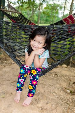 Hamak, summ üzerinde açık rahatlatıcı ve zevk çocuk