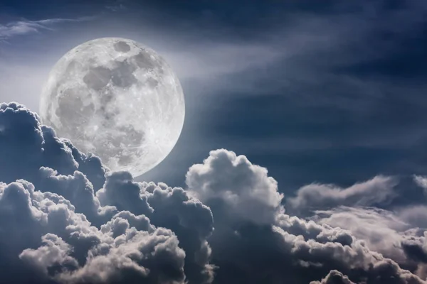 Cielo nocturno con nubes y luna llena brillante con brillante. Efecto vintage tono . — Foto de Stock