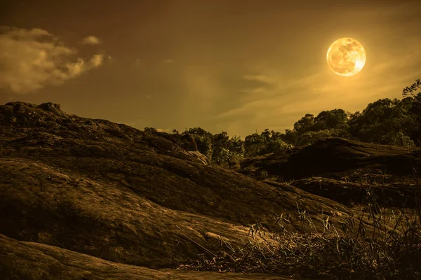 Krajobraz niebieski niebo chmura i piękny Księżyc w pełni. Sepii — Zdjęcie stockowe