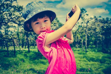 Asyalı kız açık havada gündüz de rahatlatıcı seyahat etmek tatil.