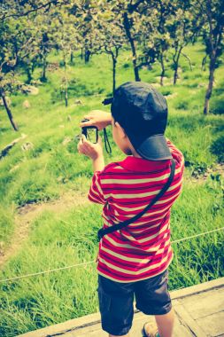 Arkadan görünüşü mutlu Asyalı çocuk açık havada gündüz rahatlatıcı, tatil seyahat. 