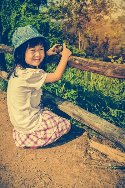 Asyalı kız gülümseyerek ve gün boyu, rahatlatıcı açık havada seyahat tatil mutlu. — Stok fotoğraf