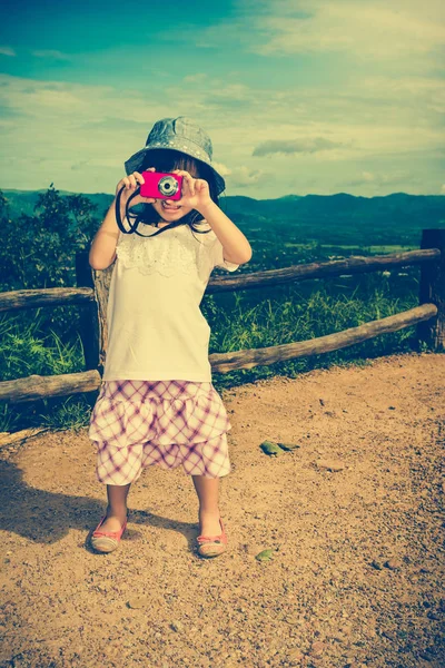 笑って幸せなアジア少女と昼間は、屋外でリラックスしたバカンス旅行します。. — ストック写真