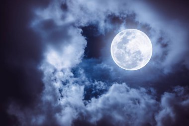 Gece vakti gökyüzünün bulutlu ve parlak dolunay, doğa arka plan ile.