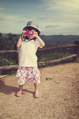 Asyalı kız gülümseyerek ve gün boyu, rahatlatıcı açık havada seyahat tatil mutlu.