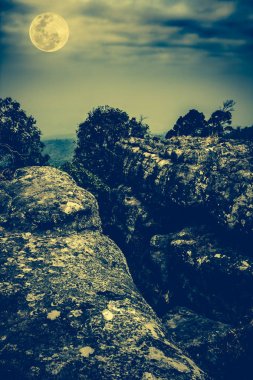 Mavi gökyüzü ve güzel Dolunay geceleri karşı Rocky. Açık