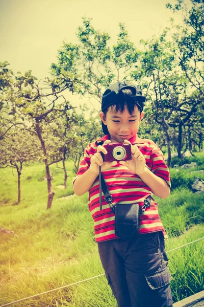 Glücklicher asiatischer Junge entspannt sich tagsüber im Freien, reist in den Urlaub. — Stockfoto