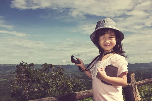 Feliz chica asiática relajándose al aire libre durante el día, viajar de vacaciones . — Foto de Stock
