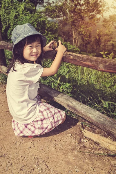 Asyalı kız gülümseyerek ve gün boyu, rahatlatıcı açık havada seyahat tatil mutlu. — Stok fotoğraf