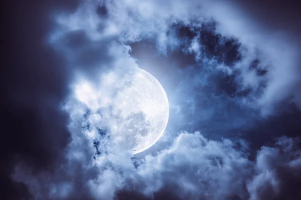 Gece vakti gökyüzünün bulutlu ve parlak dolunay, doğa arka plan ile. — Stok fotoğraf