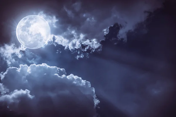 Cielo nocturno con nubes y luna llena brillante — Foto de Stock