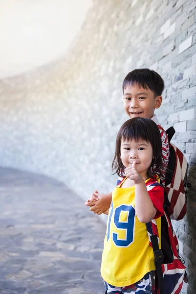 Bruder ergreift die Hand seiner Schwester und lächelt glücklich zusammen. Reise in den Urlaub. — Stockfoto