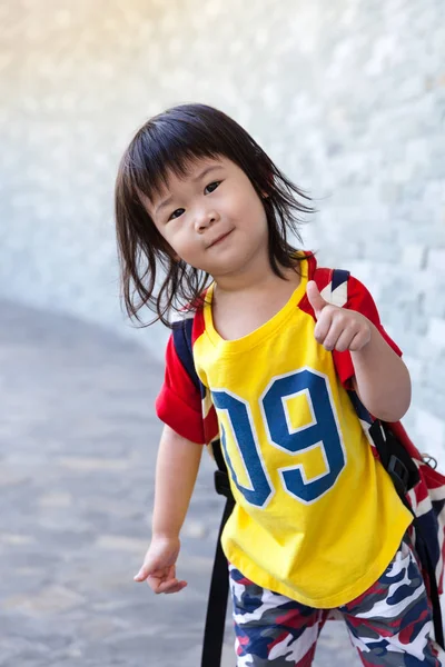 Menina asiática feliz com thump up e relaxante ao ar livre, viajar de férias . — Fotografia de Stock