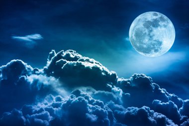 Gece gökyüzü bulutlar ve parlak dolunay ile parlak.  