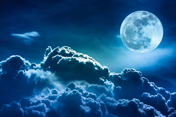 Nighttime sky with clouds and bright full moon with shiny. — Stock Photo, Image