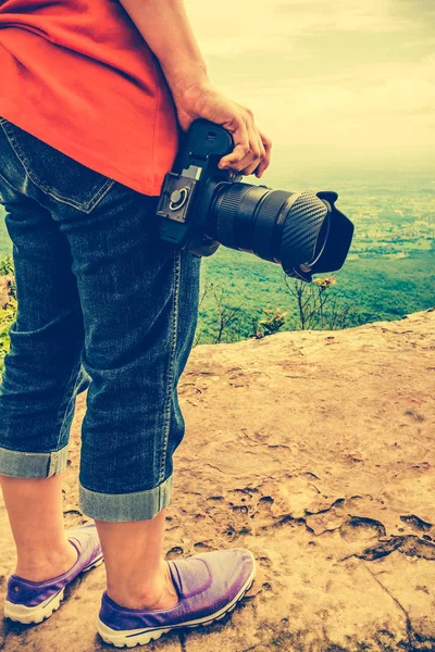 Vrouw met digital camera bij oogpunt op berg. Reizen leven — Stockfoto