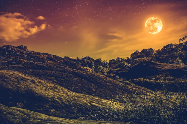 Krajobraz niebo z wielu gwiazd i piękny Księżyc w pełni. Sepii — Zdjęcie stockowe