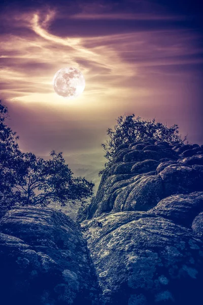 Paesaggio del cielo notturno con luna piena, serenità natura sfondo . — Foto Stock