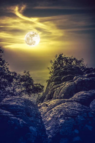 Paesaggio del cielo notturno con luna piena, serenità natura sfondo . — Foto Stock