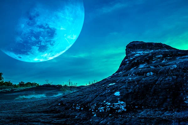 Paesaggio della roccia contro il cielo blu e la grande luna sopra la natura selvaggia nella foresta . — Foto Stock