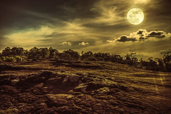 Paesaggio del cielo notturno con luna piena, serenità natura sfondo . — Foto Stock