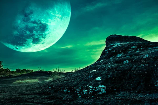 Paesaggio della roccia con cielo notturno e grande luna sopra la natura selvaggia nella foresta . — Foto Stock