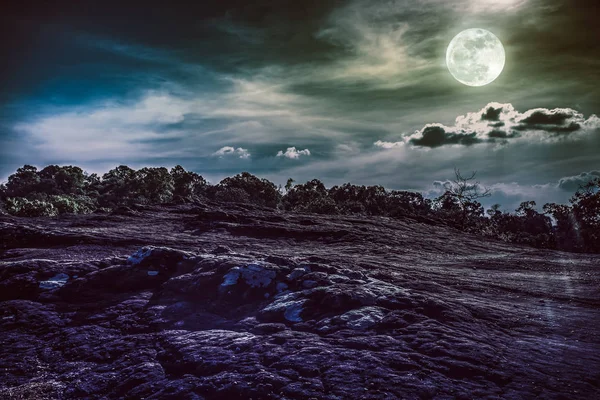 Gece gökyüzünde dolunay, serenity doğa arka plan ile peyzaj.