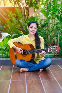 Akustik gitar ile bir not kağıdına yazmak güzel söz yazarı 