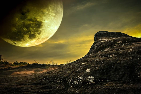 岩石抗天空和满月以上森林荒野区的景观. — 图库照片
