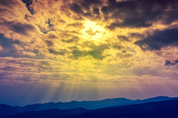 Doğa arka plan. Doğal güzellik mükemmel dağ silsilesi bileşimi.